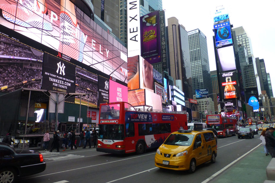 Taxis et bus forment un flot ininterrompu de circulation à Times Square