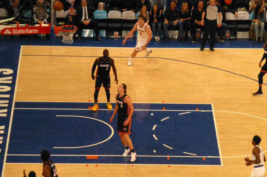 Action de jeu des Knicks, en maillot blanc