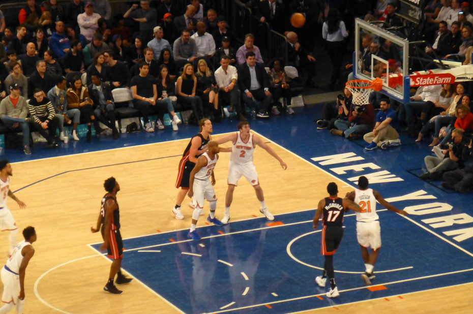 Action de jeu des Miami Heat, en maillot noir