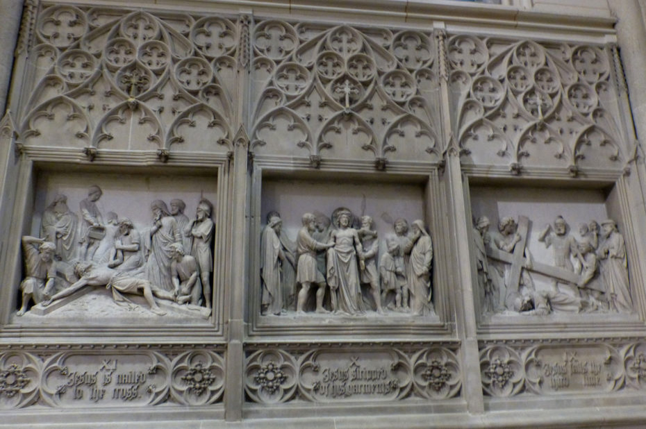 Bas-relief de scènes de la fin de la vie de Jésus