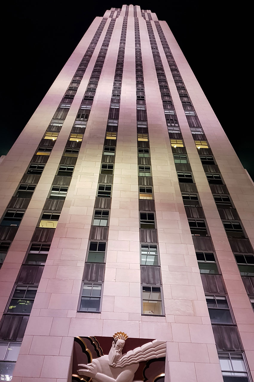 Le Comcast Building by night