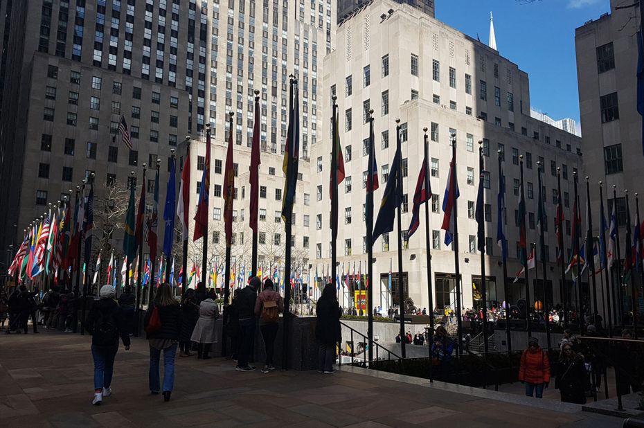 Drapeaux sur l'esplanade du Rockefeller Center