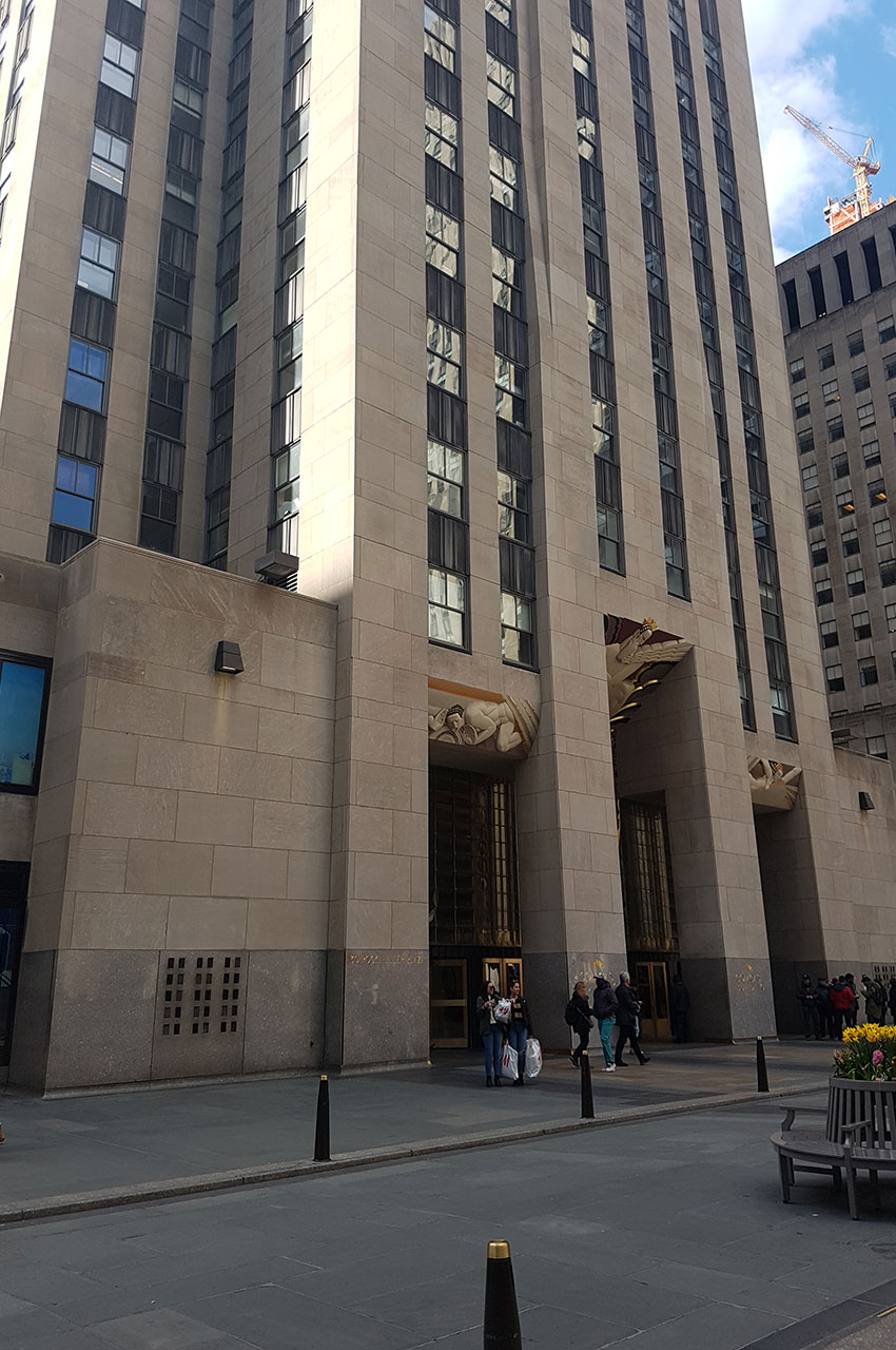 L'entrée du building sis au 30 Rockefeller Plaza