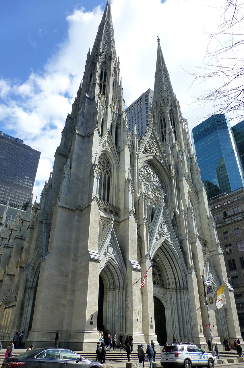 Les flèches de la cathédrale culminent à plus de 100 mètres