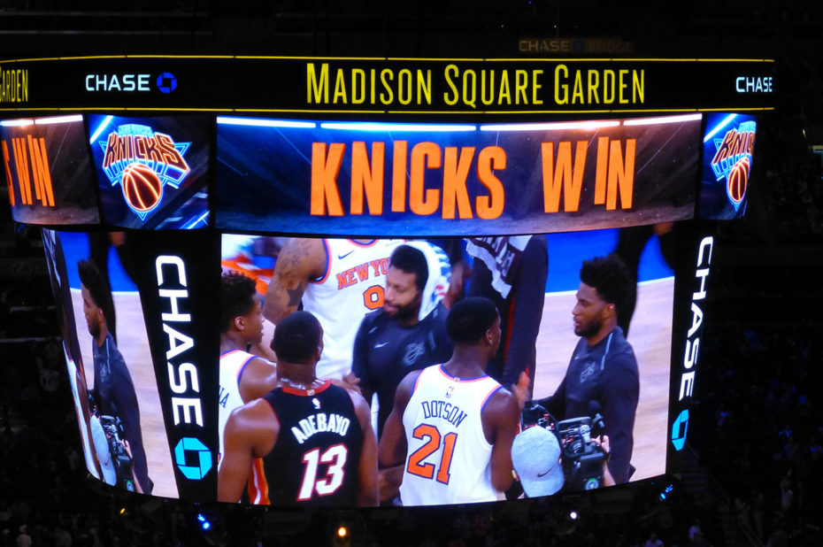 Les joueurs de Knicks et des Heat se congratulent à la fin du match