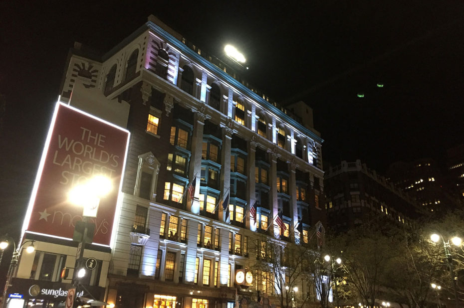 Macy's by night, symbole du shopping à New York