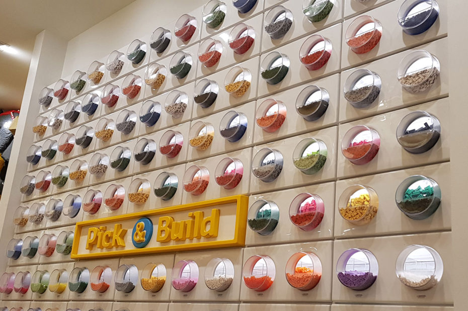 Un mur de pièces de Lego de toutes les couleurs