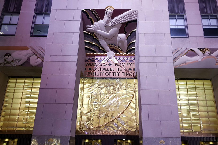 Passage de la Bible au-dessus de l'entrée du Comcast Building