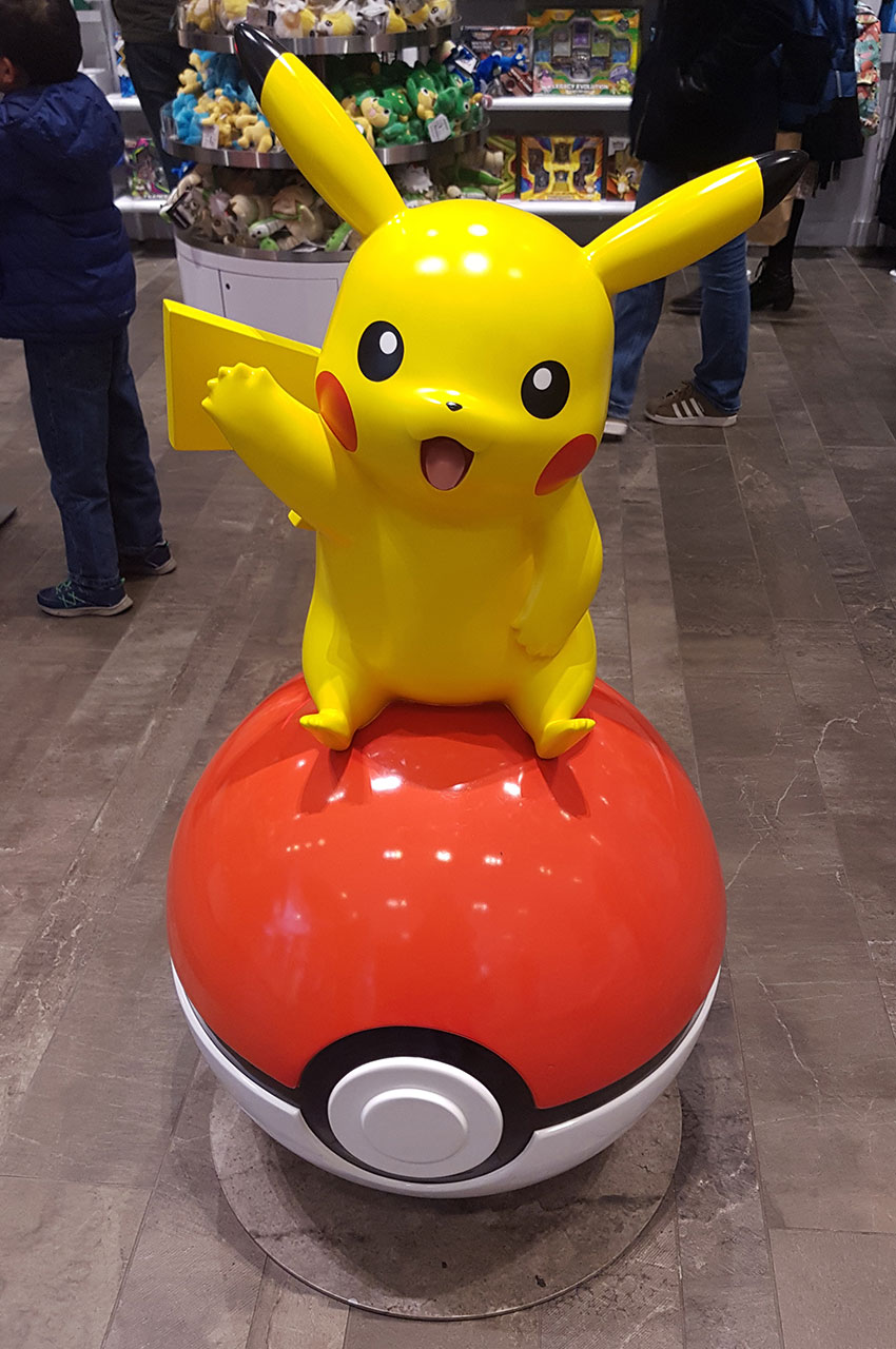 Pikachu sur une pokeball