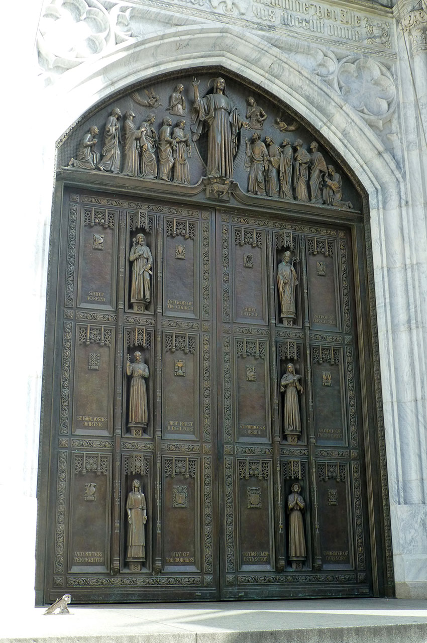 Porte en bronze à l'entrée de la cathédrale Saint-Patrick