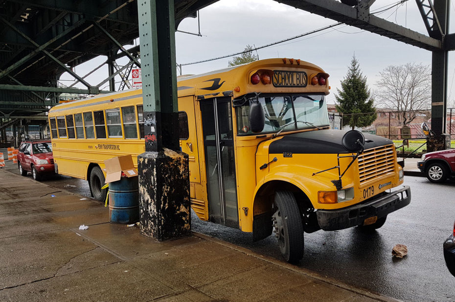 Bus scolaire dans les rues de Brooklyn