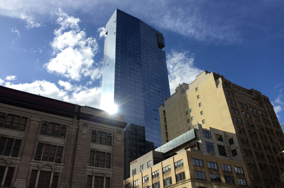 Le soleil se reflète sur un building de verre et d'acier