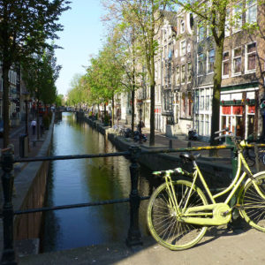 Promenade le long des canaux à Amsterdam