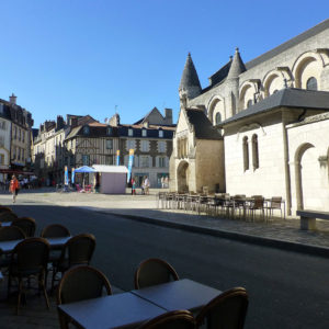 Terrasse de café à proximité de l'église Notre-Dame la Grande