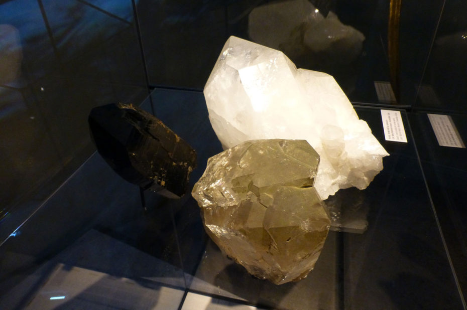 Des minerais présentés dans l'exposition Collapse