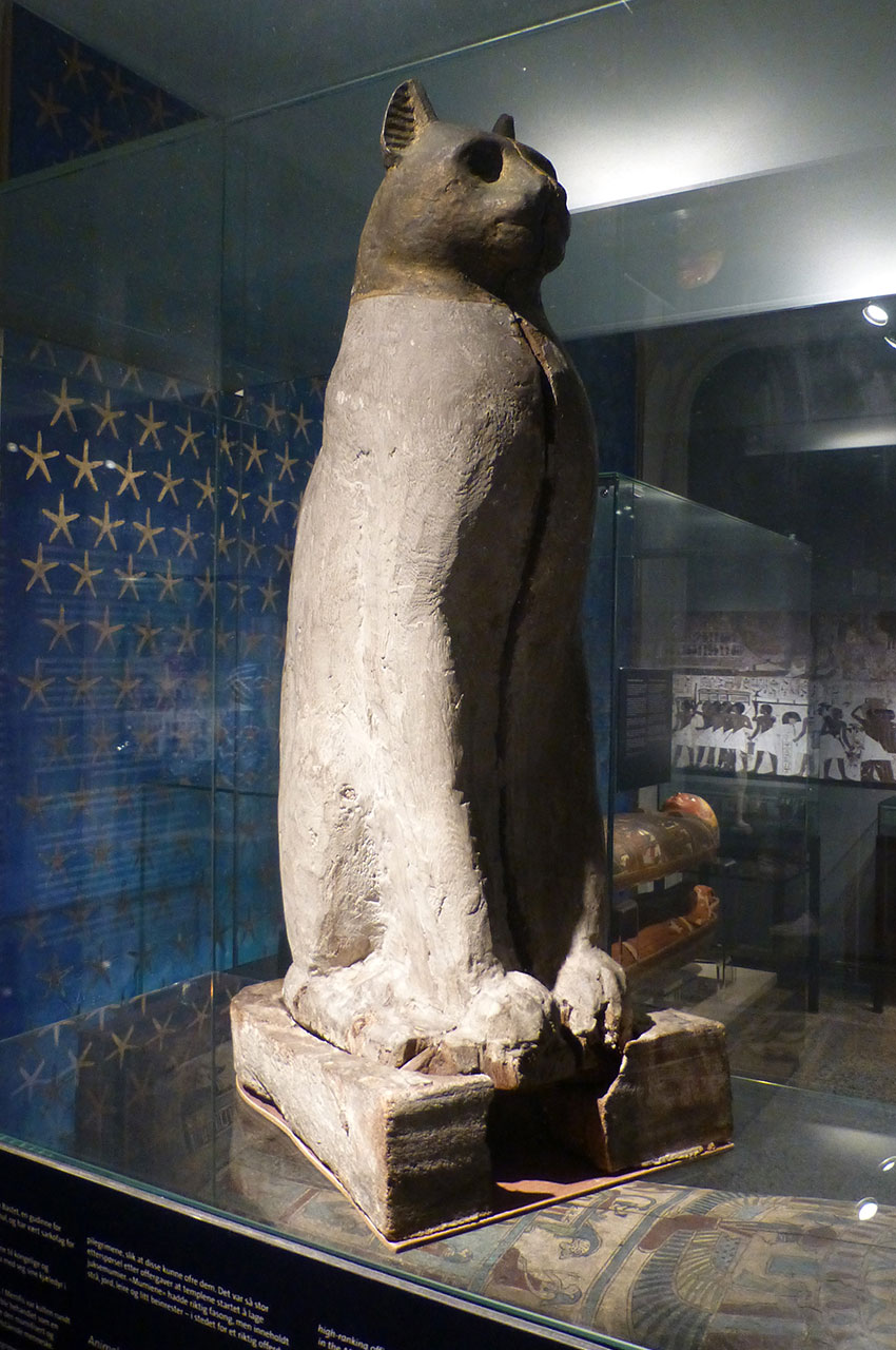 Statue autrefois sarcophage de la momie d'un chat