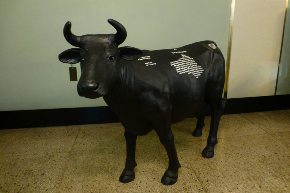Statue d'une vache dans le hall du musée historique d'Oslo