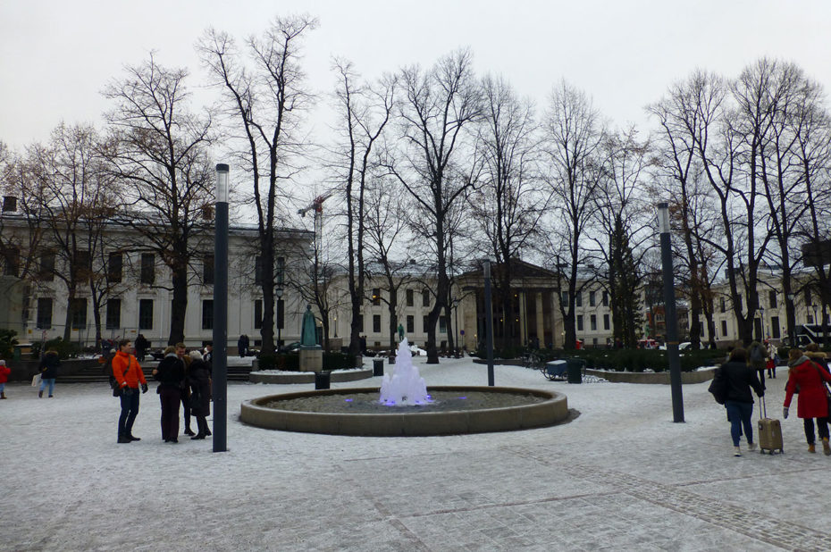 La fontaine Studenterlunden, derrière le National Theater