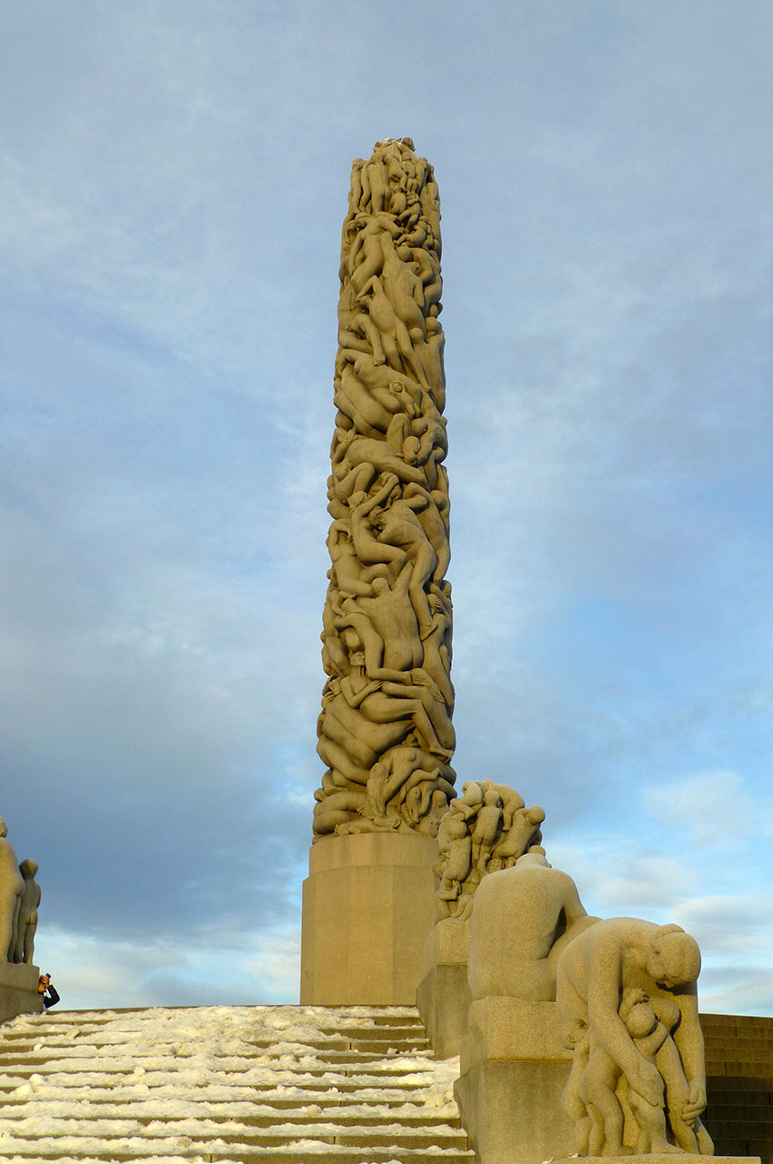Le monolithe, immense sculpture d'un seul bloc de granit