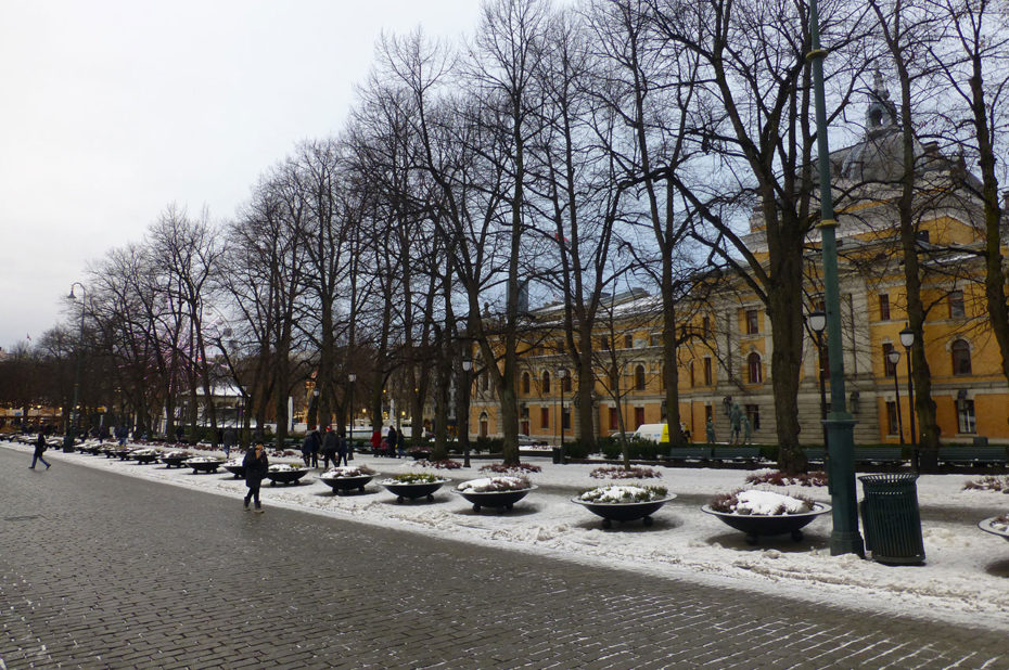 Rue Karl Johans Gate, au bord de Studenterlunden Park