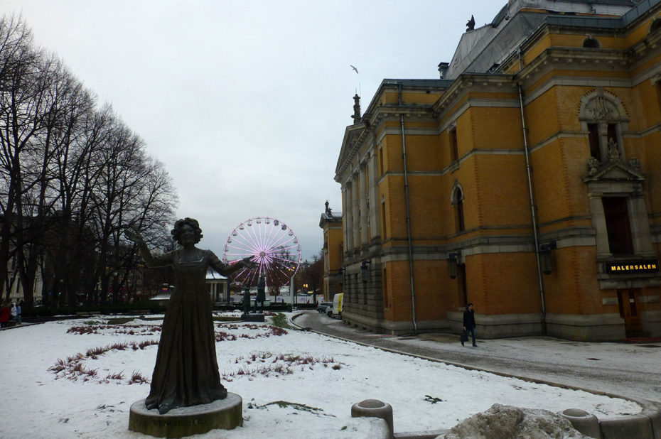 Statue de Wenche Foss devant le National Theater