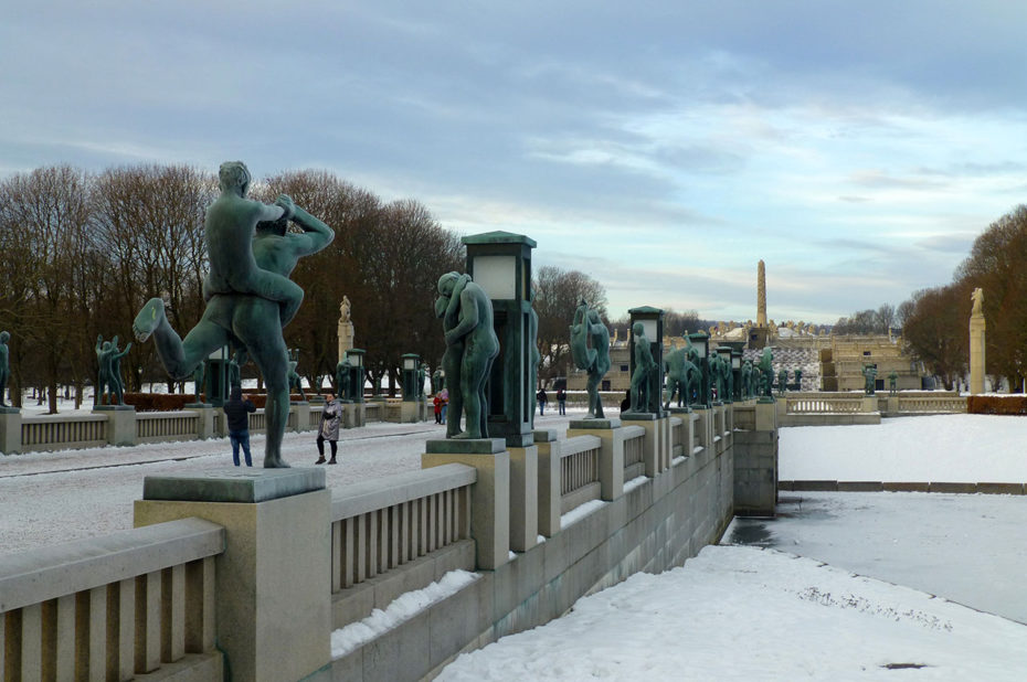 Les statues de bronze sur le pont du parc
