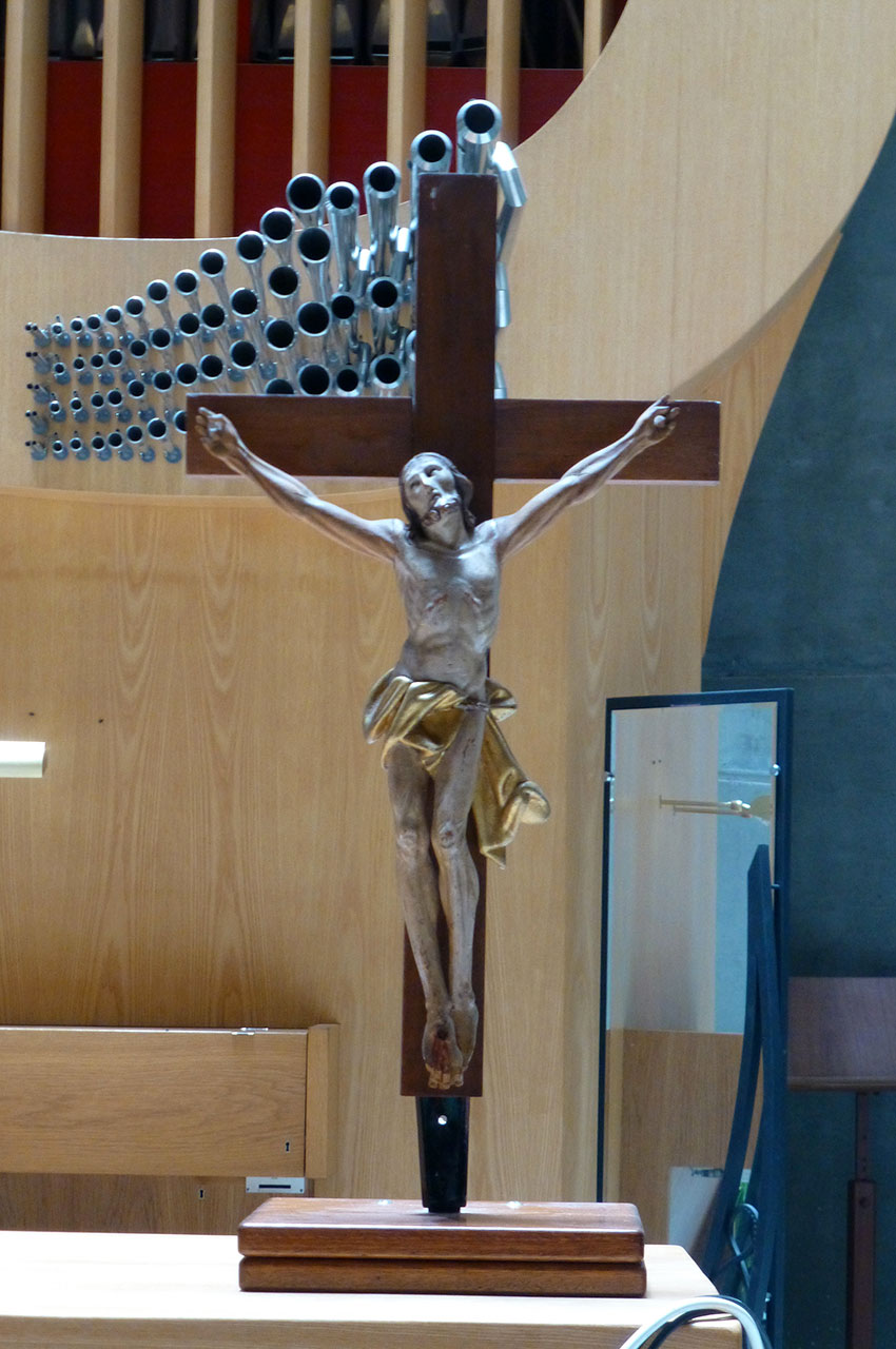 Christ en croix sur l'autel de l'église