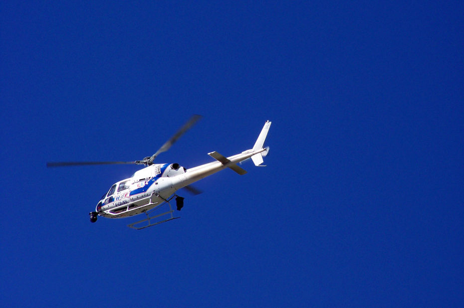 Un hélicoptère survole l'Alpe d'Huez