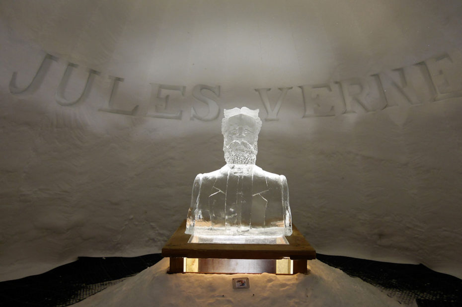 Sculpture de glace représentant Jules Verne