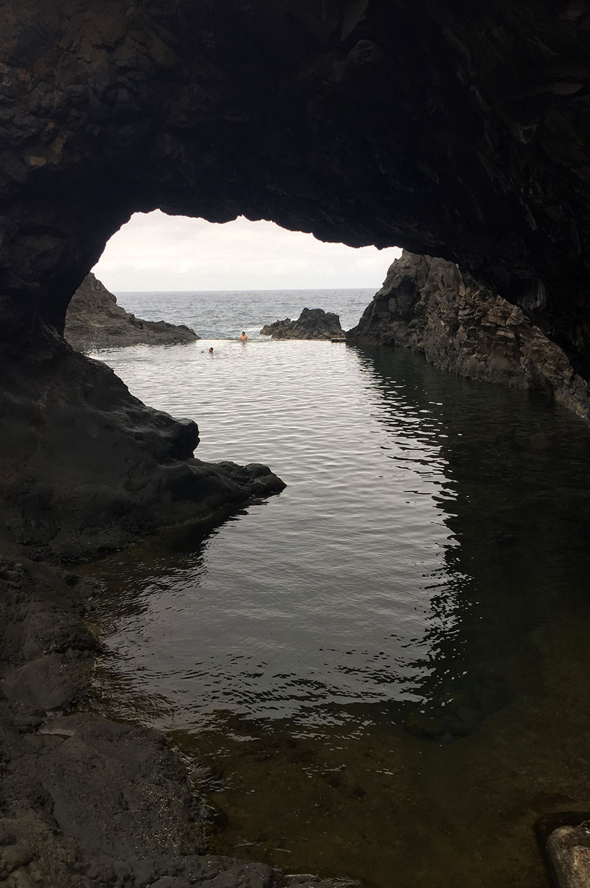 Piscine naturelle sortant d'une grotte