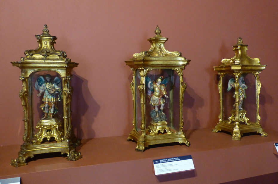 Boîtes dorées et vitrées contenant les archanges Raphael, Miguel et Gabriel
