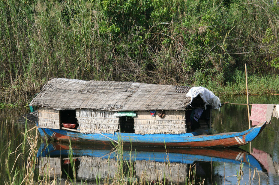 Barque couverte sur le lac Tonlé Sap