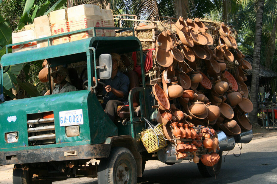 Camion chargé de foin et de diverses poteries