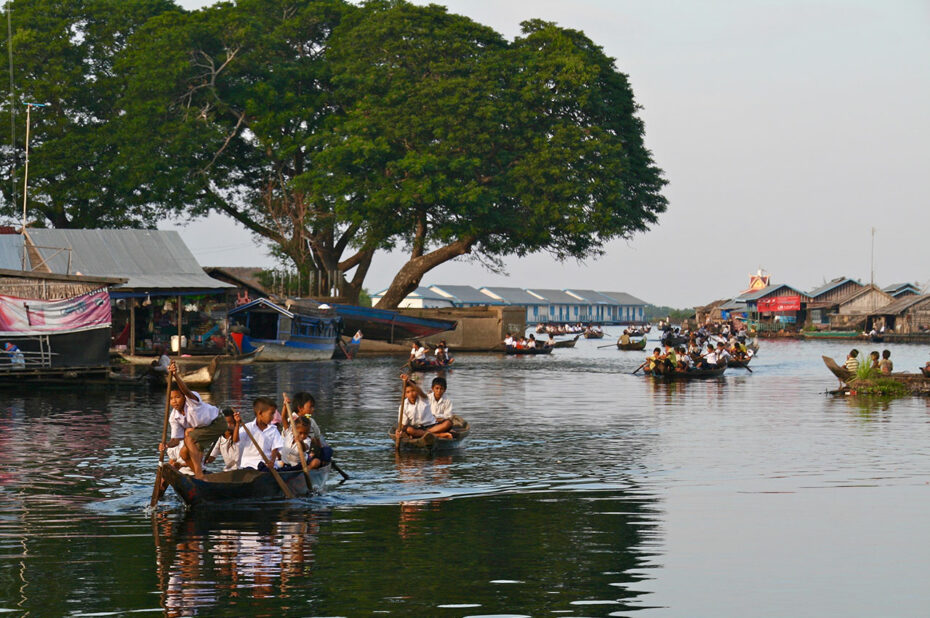 Enfants naviguant sur de petites barques sur le lac Tonlé Sap