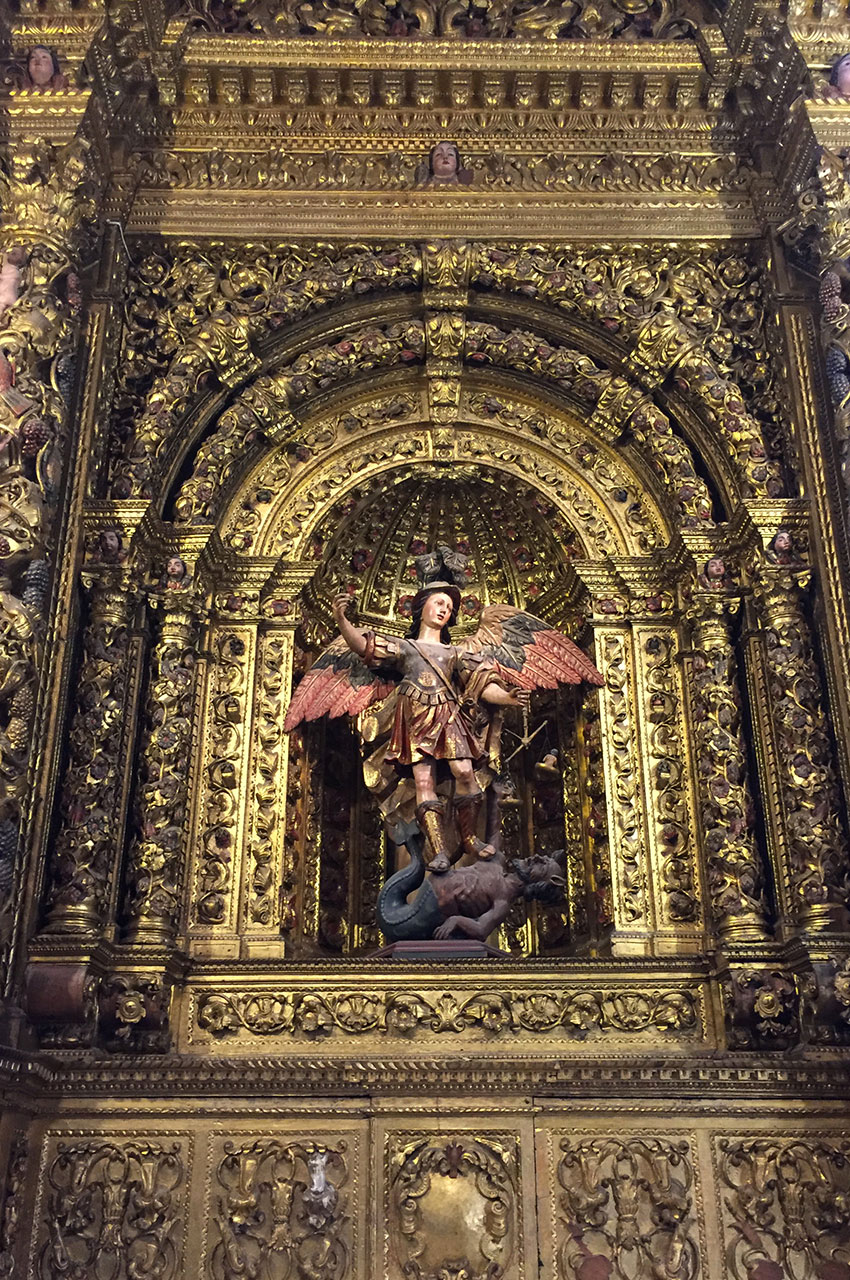 Sculpture d'un archange écrasant le diable