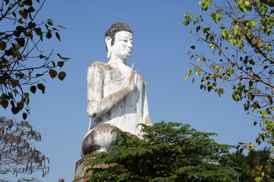 Statue du Bouddha géant devant le temple de Vat Ek Phnom