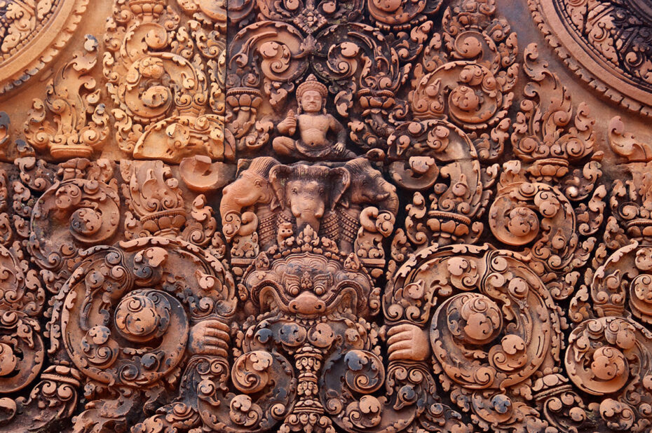 Fronton d'entrée : Indra sur Airavata l’éléphant à 3 têtes