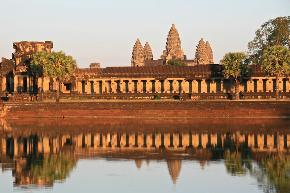 4e enceinte du temple d'Angkor Vat se reflétant dans l'eau
