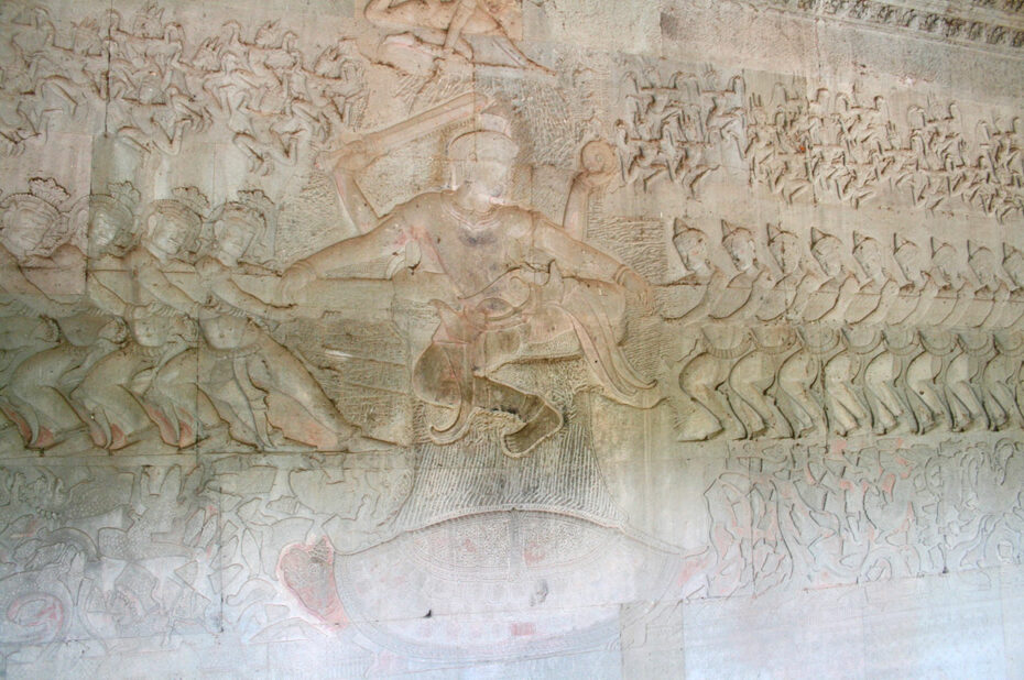 « le barattage de la mer de lait », grand mythe hindou de la Création, sur un panneau de 49 m de long