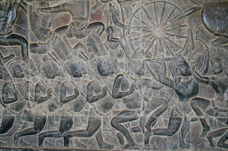 Le bas-relief de la bataille de Kurukshetra se trouve dans la galerie ouest