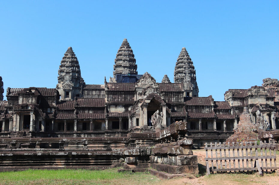 Angkor Vat depuis l'entrée côté est
