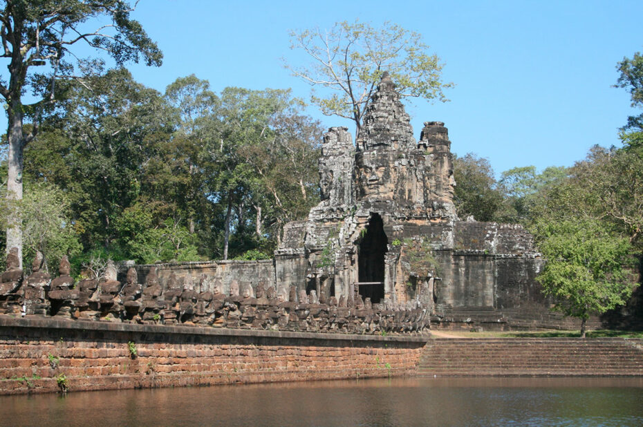 L'une des cinq portes monumentales d'Angkor Thom