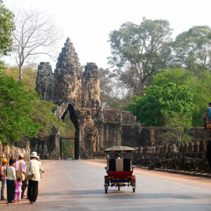 À Angkor Thom, promenade à pied, en tuk-tuk ou à dos d'éléphant