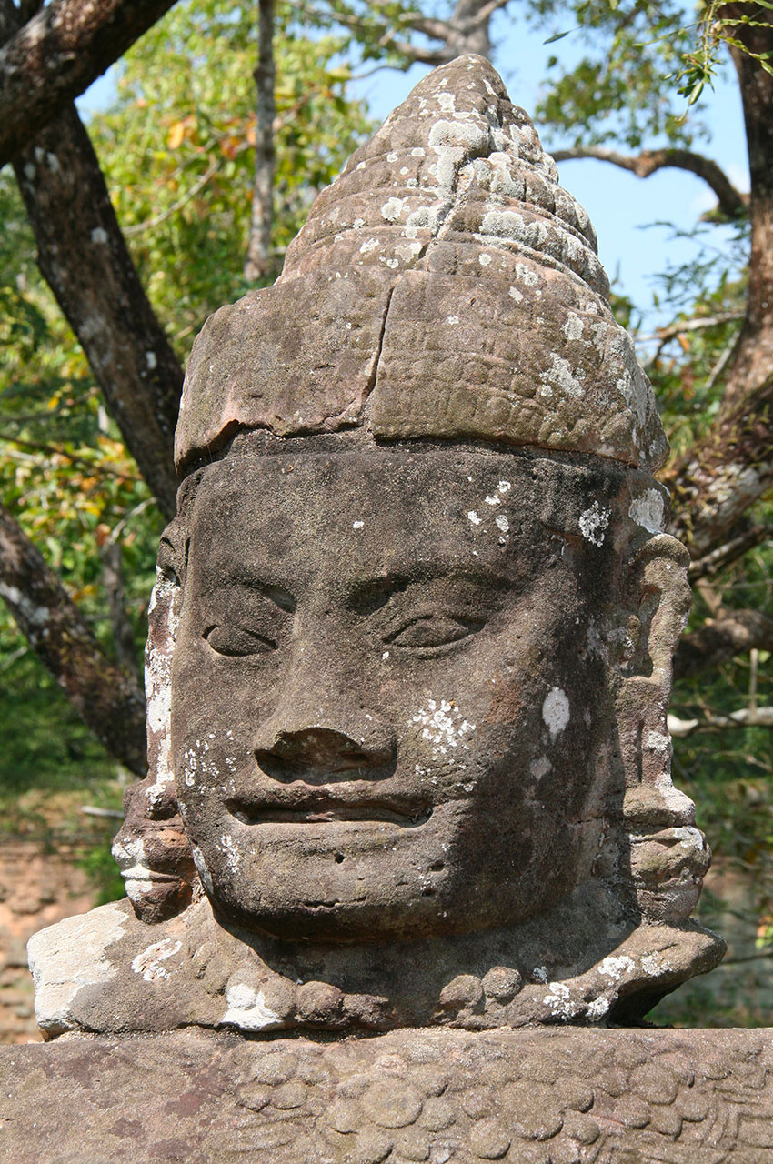 Statue monumentale d'une tête