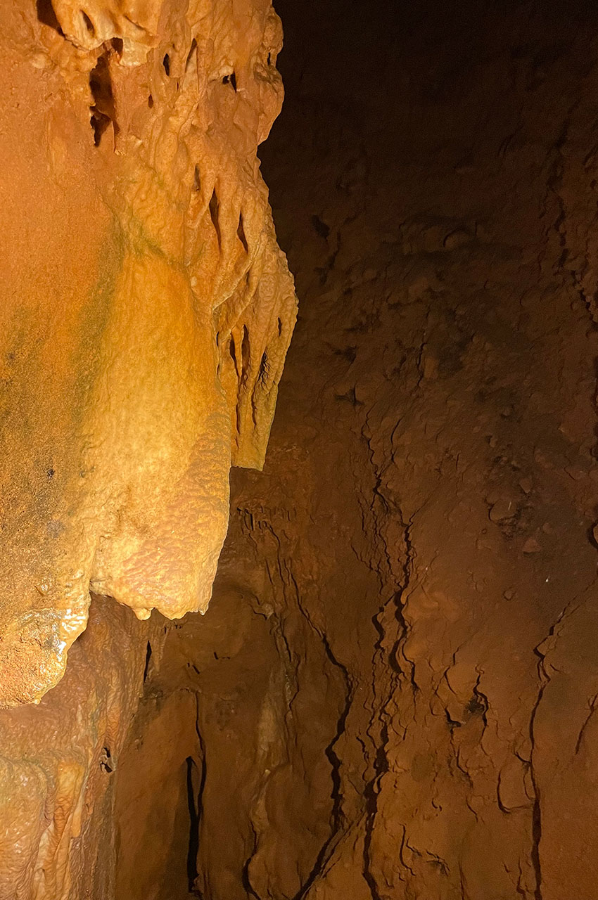 Au cœur des grottes de Blanot, originellement nommées le trou du Diable