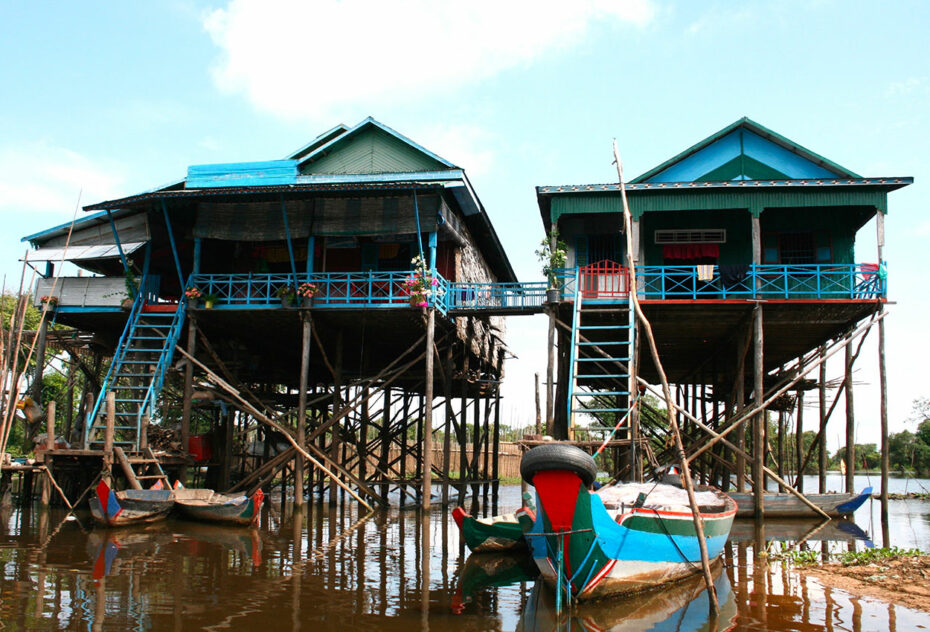 Maisons sur pilotis à Kompong Phluk