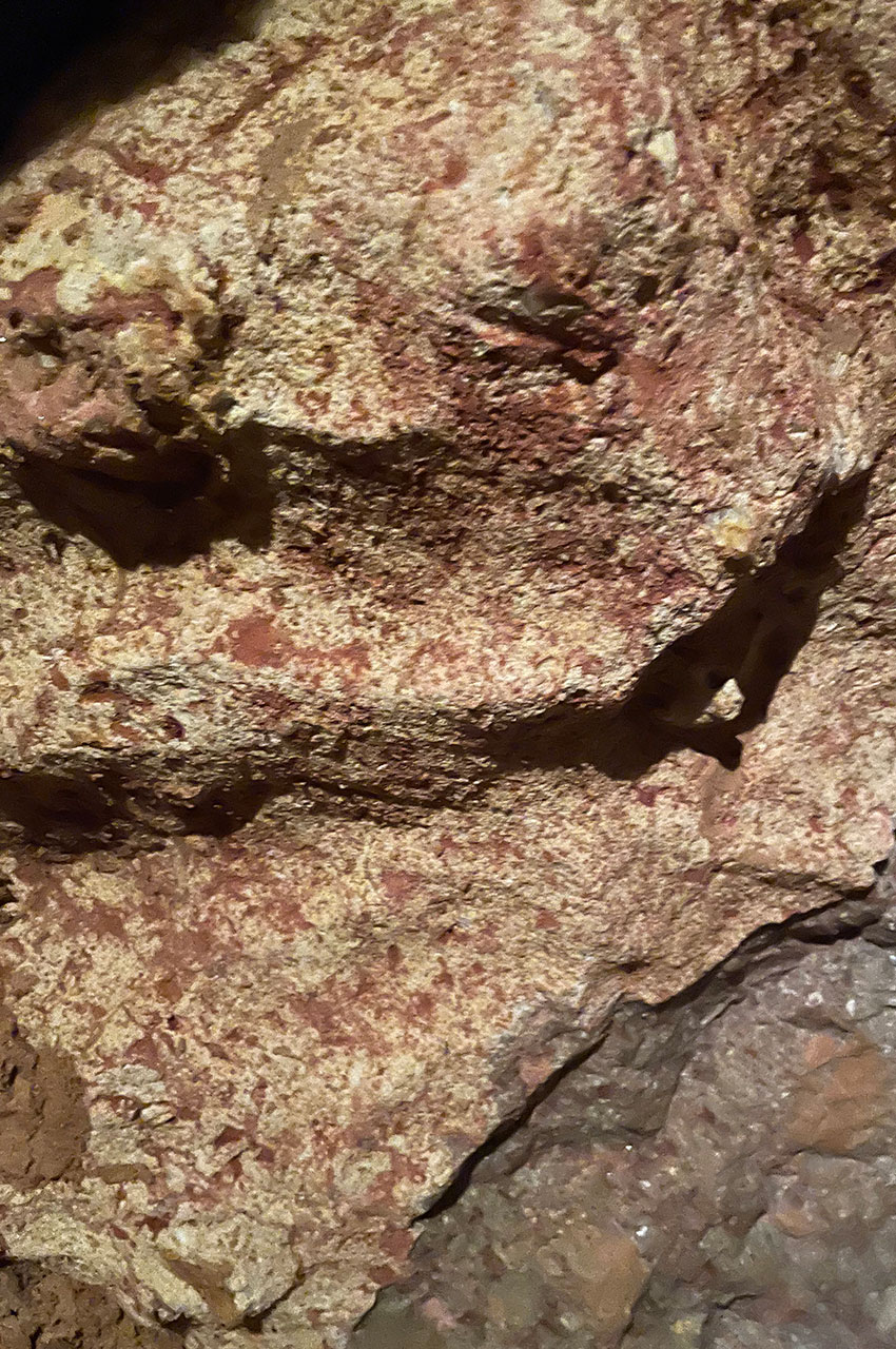 Marbrures rouges dans la roche calcaire