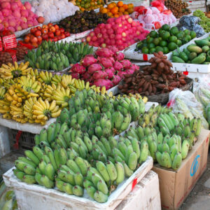 Étal de bananes et autres fruits frais