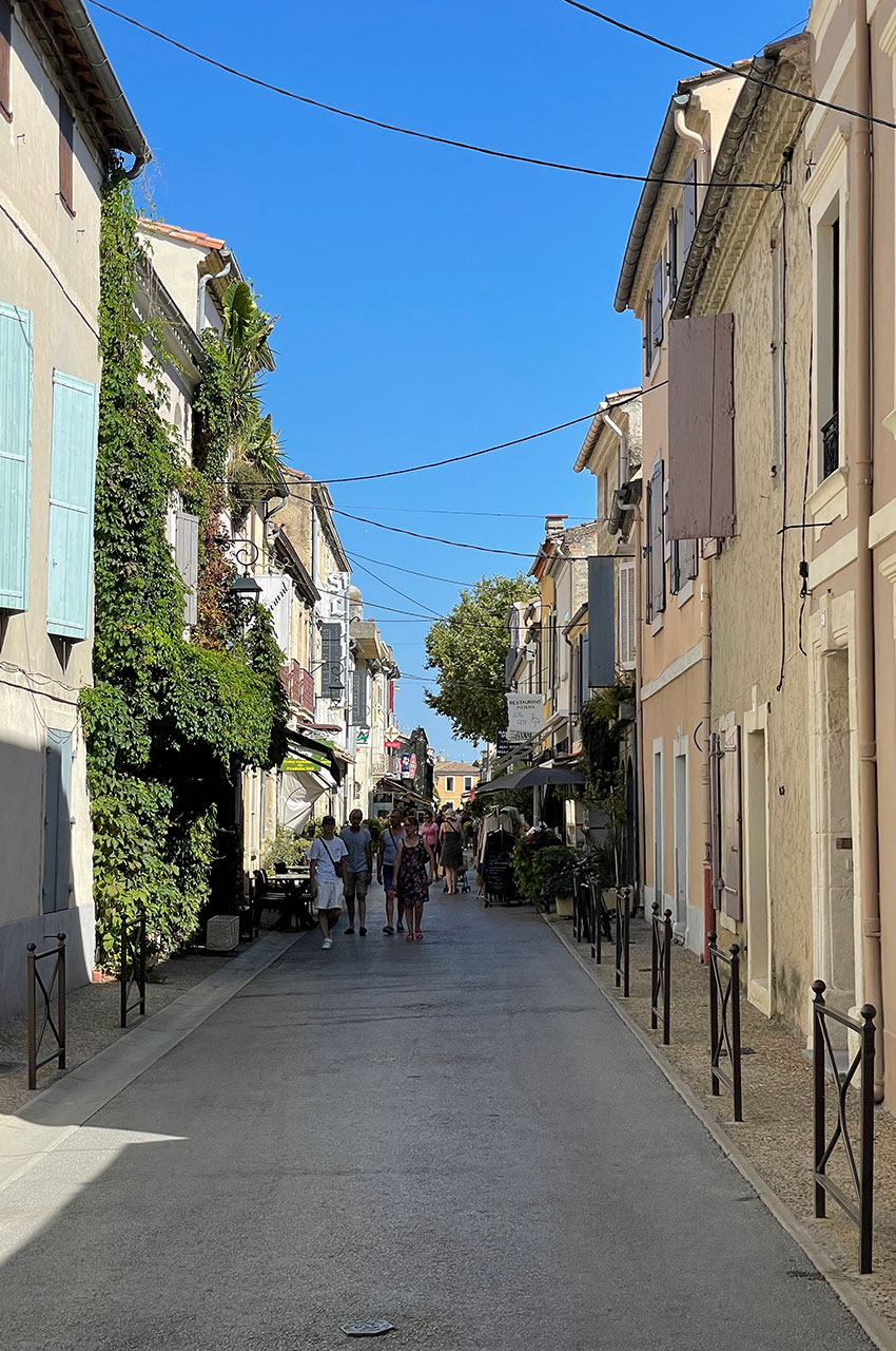Promenade dans les petites rues d'Aigues-Mortes