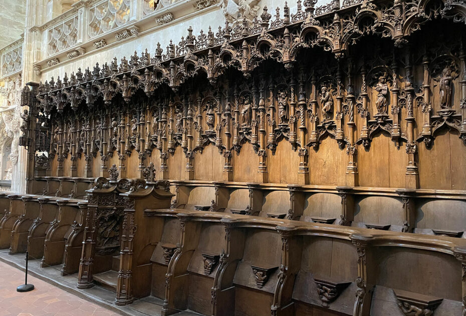 Les stalles de chêne, disposées de part et d'autre du chœur